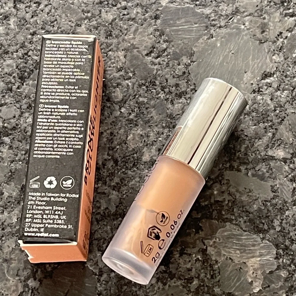 RODIAL Bronze Glowlighter for all skin types over or under or mix with makeup